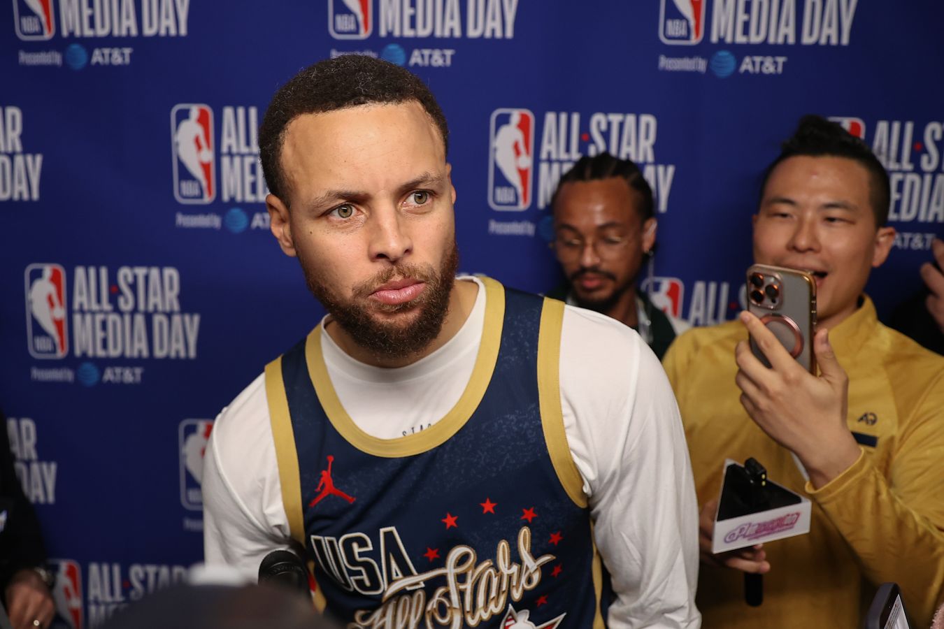 Травма терзает Стефена Карри