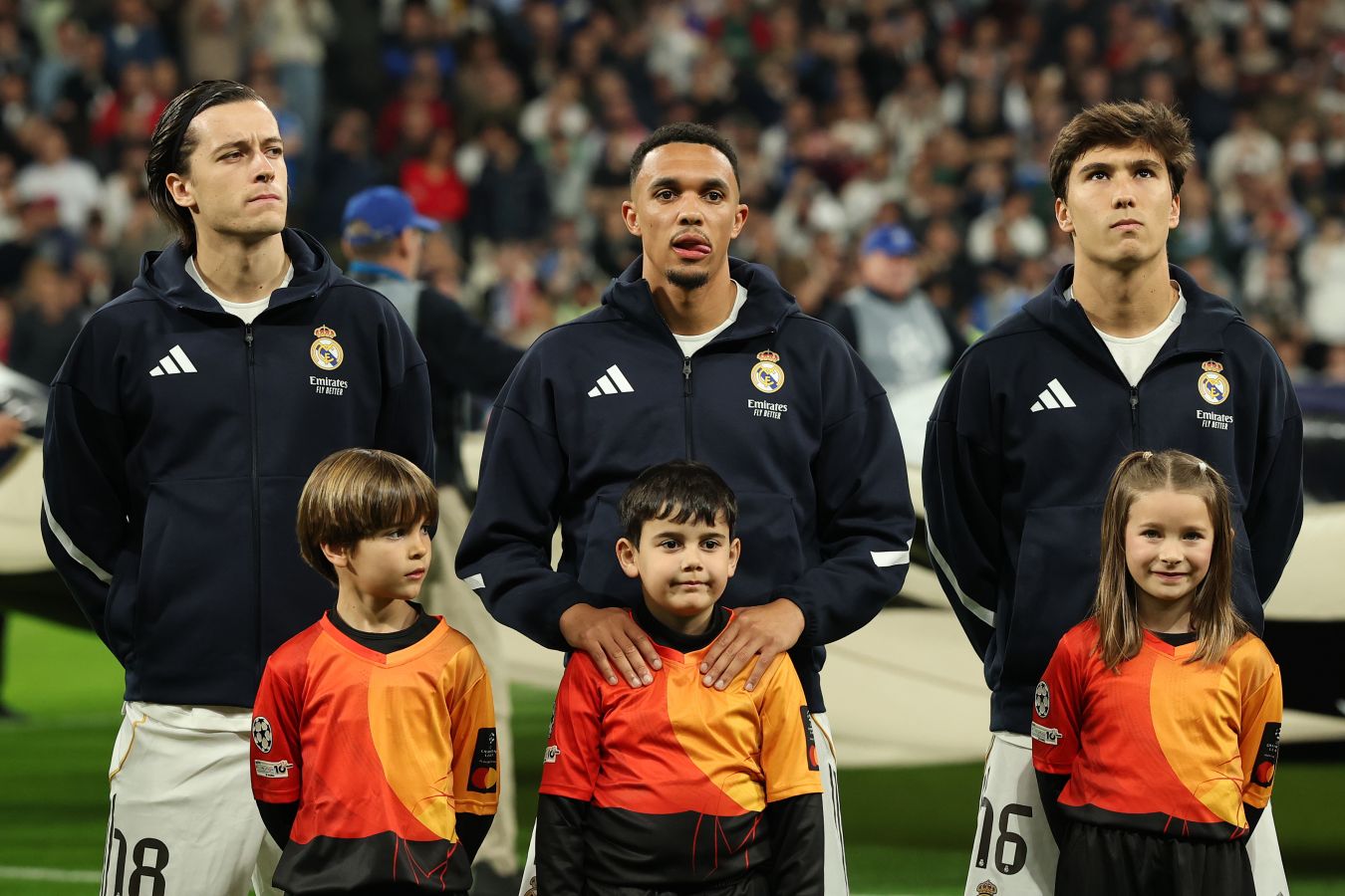 Почему футболисты выходят на поле с детьми