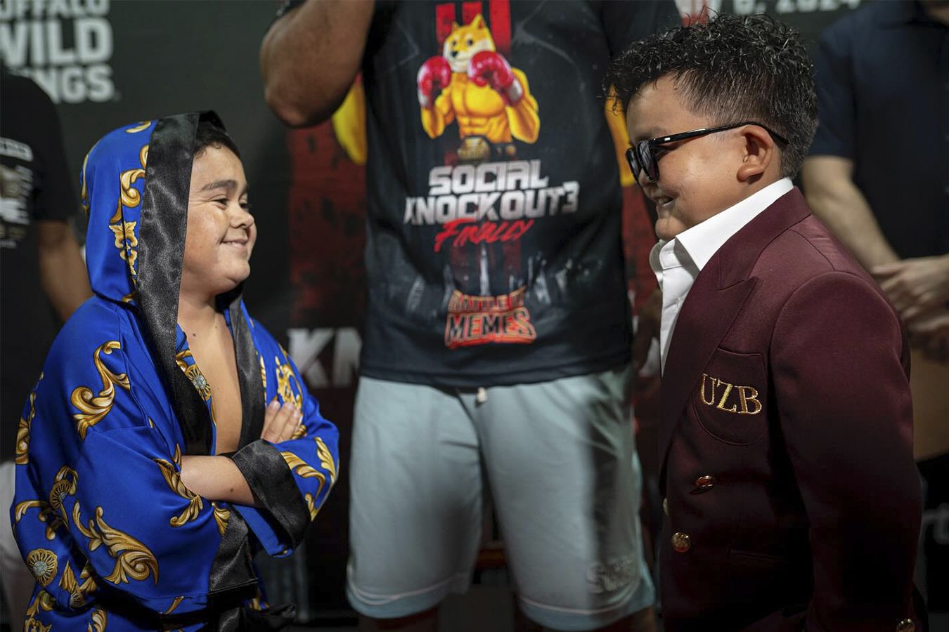 В Дубае устроили фрик-бой маленьких людей