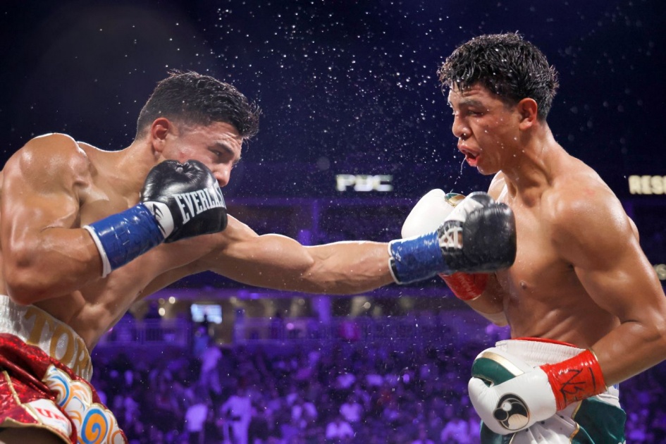 Хайме Мунгия завоевал титул WBA во втором среднем весе, разгромив Ресендиса