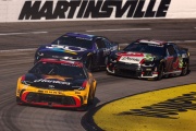 Пилот NASCAR решил отомстить сопернику — устроил завал из 12 машин и выбил сам себя