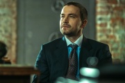 Жёсткая тюремная драма с Петровым. Почему стоит смотреть «Коммерсанта»?