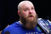 Пельмень победил в Power Slap! Огромный американец пытался прятаться от его пощёчин