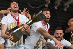 В Хорватии трофей чемпионам доставили на вертолёте