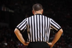 В США судья театрально упал от лёгкого касания