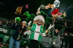 Фанаты «Бетиса» устроили мишкопад на стадионе