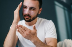 Смывать ли SPF-крем перед тренировкой? Ответ врача