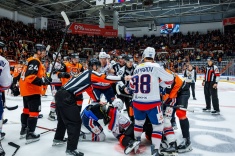 В КХЛ подрались во время рукопожатий после игры