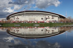 На стадионе «Атлетико» залили каток вокруг поля