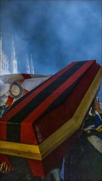 Фанаты «Интера» пронесли по городу гроб «Милана»