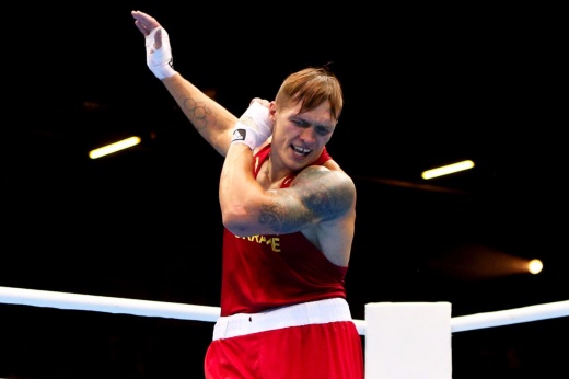 Российский боксёр так избил Усика, что судья остановил бой. На реванш украинец не явился