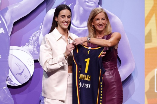 Исторический день для WNBA! Звезда студенческого баскетбола произвела фурор в день драфта