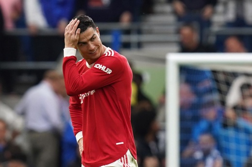 Роналду нервно смеялся, глядя на позор «Юнайтед». Это фото — символ бездарного сезона