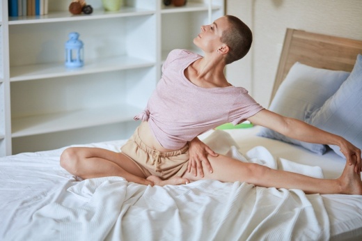 Проснулись — потянулись: 5 упражнений, которые можно делать прямо в кровати