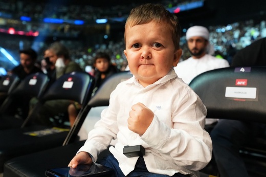 Опасный момент с Хасбиком. Звезду UFC в Бахрейне едва не сдуло вертолётом