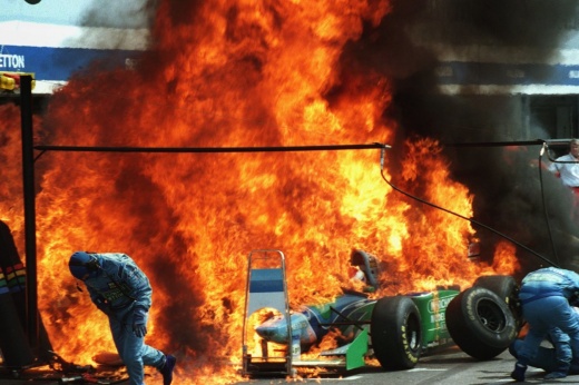 Ужасный пожар, сбитые механики и ещё 9 драматичных моментов Формулы-1 на пит-лейне