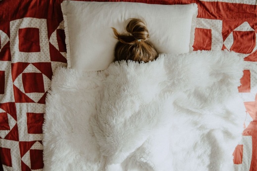 Зачем нужно тяжёлое одеяло и какой наполнитель помогает лучше спать? Рассказывает сомнолог
