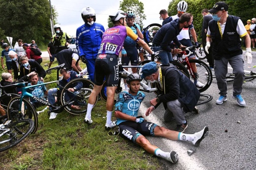На год за решётку? Полиция ищет болельщицу, устроившую массовый завал на «Тур де Франс»