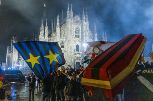 Фанаты «Интера» пронесли гроб в цветах «Милана» во время празднования чемпионства. Видео