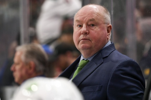 «Жена звонила спросить, всё ли со мной в порядке». Клуб НХЛ три месяца увольняет тренера