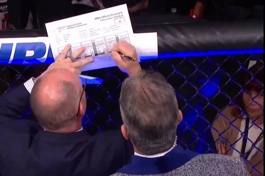 Они нас за идиотов держат? Судья UFC прямо перед камерами в октагоне поменял своё решение
