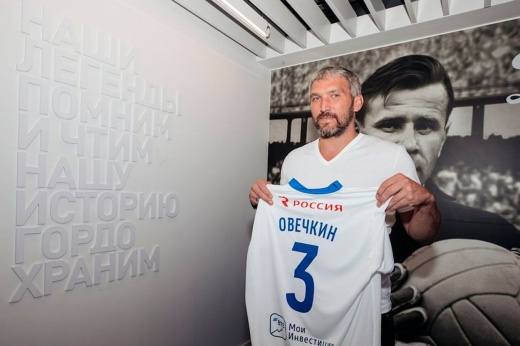 Овечкин дебютирует за «Динамо» в футболе. Как он вообще связан с этой игрой?