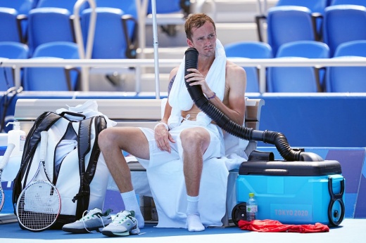Тяжёлая победа Медведева на старте Олимпиады. Наш теннисист справился с испепеляющей жарой
