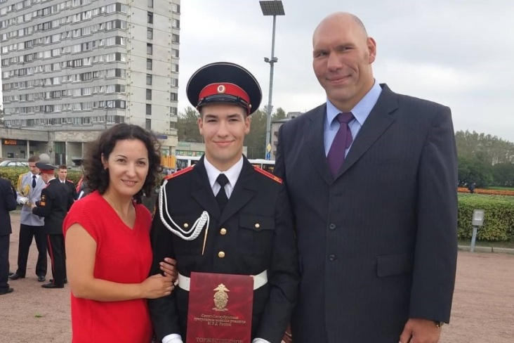 Николай Валуев с сыном и супругой