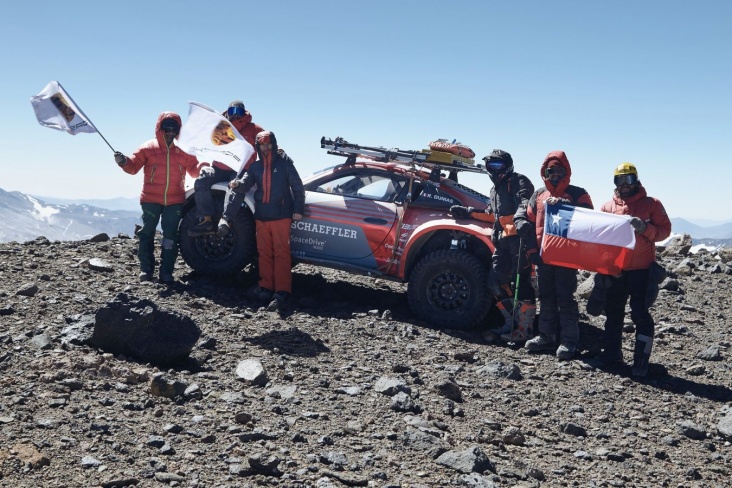 Команда Porsche на склоне вулкана Охос-дель-Саладо