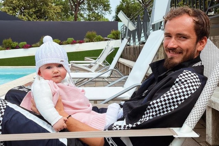 Даниил Медведев опубликовал фото с дочкой Алисой