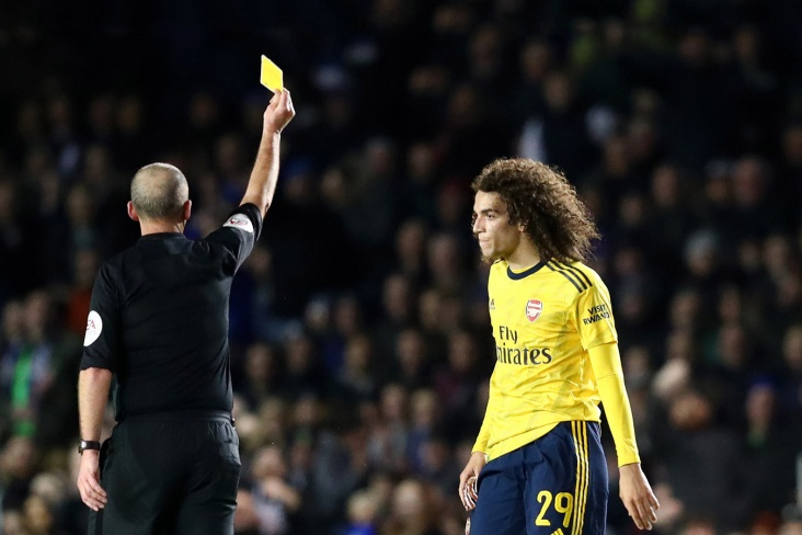 Арбитр показал игроку «Арсенала» жёлтую карточку з
