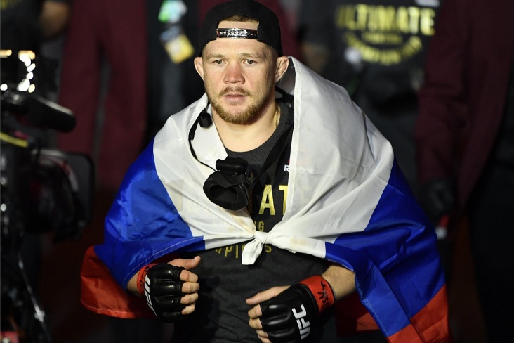 Американцам в UFC простили два нелегальных удара