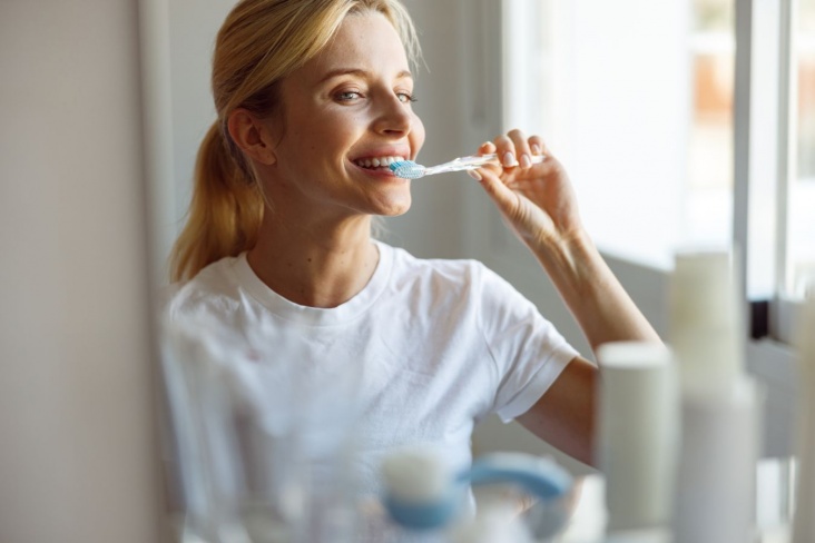 Нужно чистить зубы до или после завтрака?