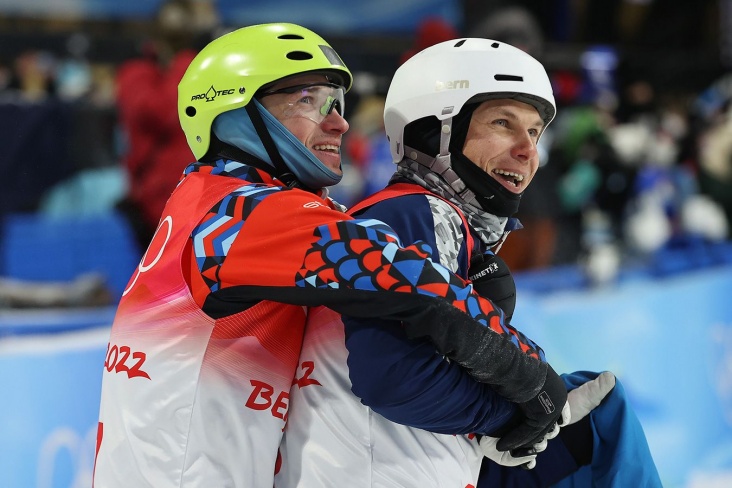 Российский и украинский спортсмены обнялись
