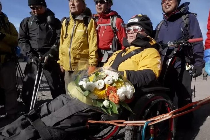 90-летний альпинист покорил Фудзи в коляске