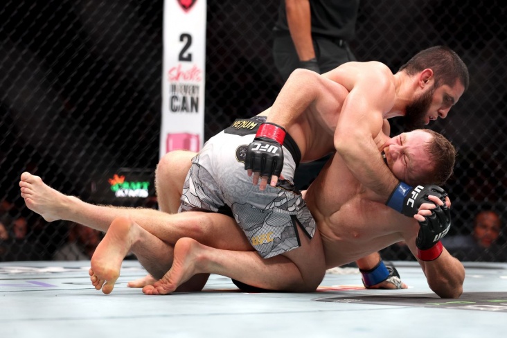 Махачев — чемпион UFC в двух весовых категориях