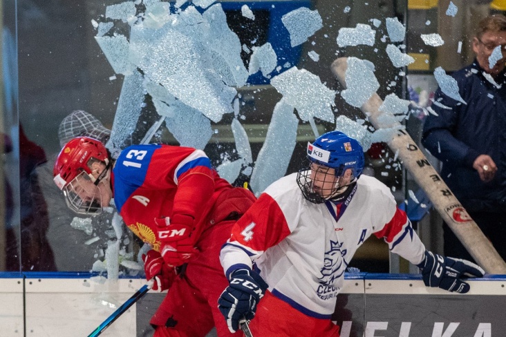 Игроком сборной России разнесли стекло