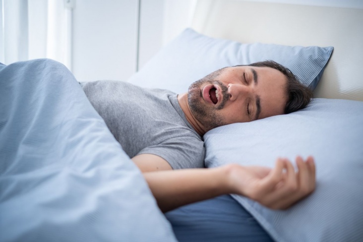 Врач предупредил об опасном симптоме во время сна