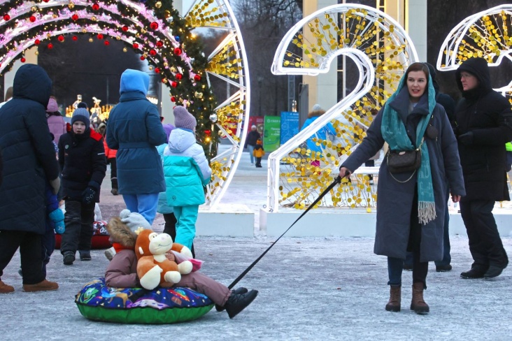 Семья гуляет по новогодней Москве
