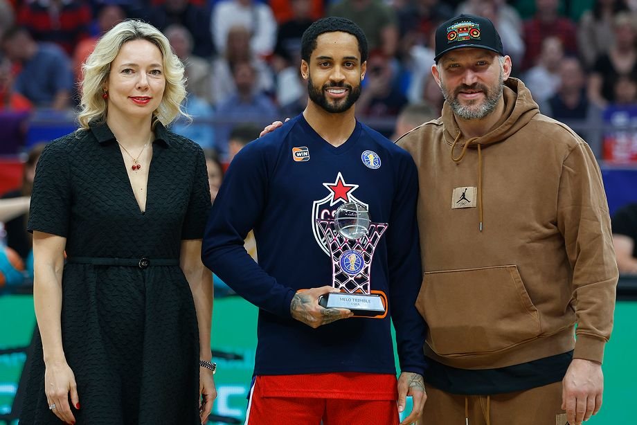Илона Корстин и Александр Овечкин вручили Мело Тримблу приз MVP