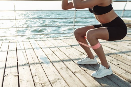 12 лучших упражнений с фитнес-резинками для всего тела