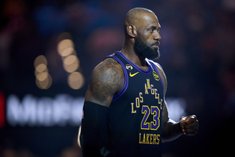 Леброн Джеймс теперь один